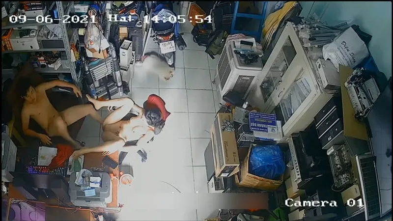 Cô vợ gã chồng quan hệ nhau trong của hàng máy tính